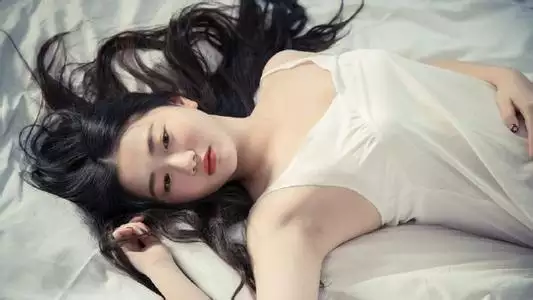 3、我想問一問已婚的男人，如果你的婚外情被你的老婆發現，你老婆並且爆打了你的小三，那作為男人你怎麼辦？