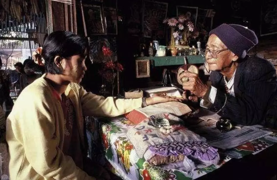 7、哪裡有算命很準的人,某天來了一位來算卦,告訴了她的生辰八字,算卦之