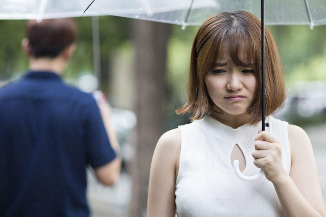 4、和前妻離婚了她天天打擾我生活:離婚了前妻總是打擾我的生活，她是不是很賤啊