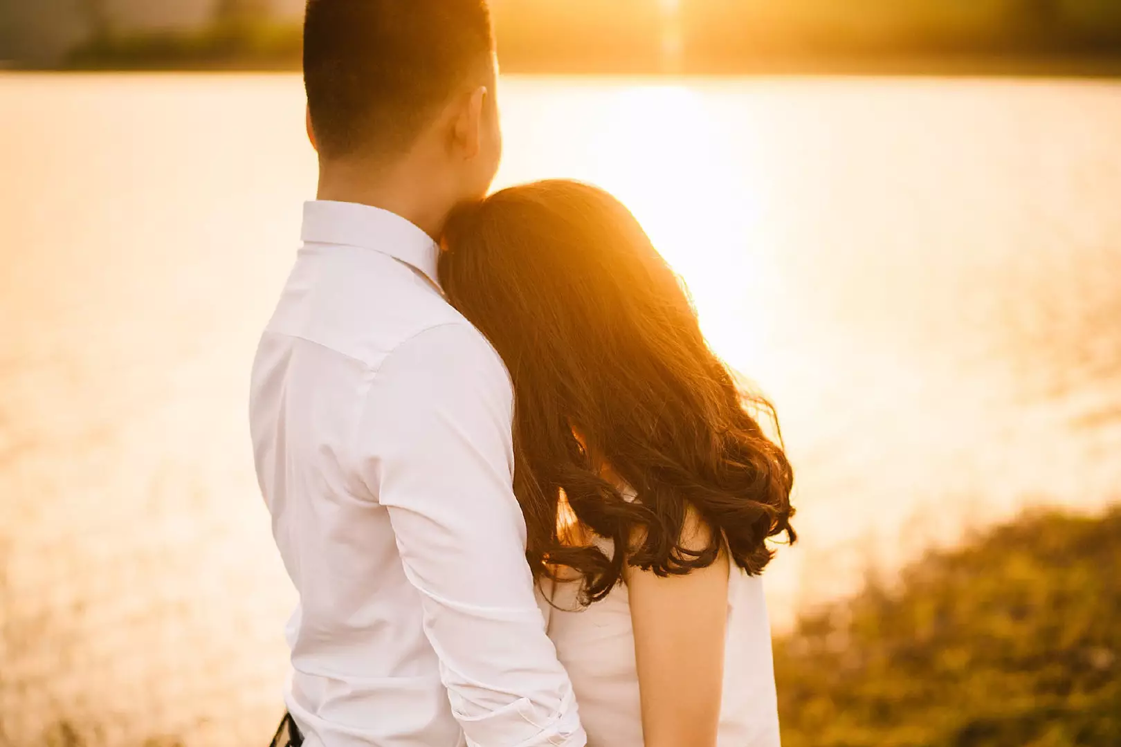 4、男人被老婆帶回了家，卻又忙忙跑出來把情人送回家,這是什麼意思?