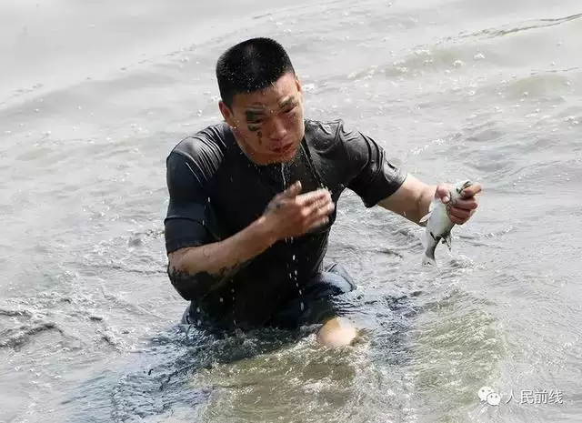 夢見自己用手抓到活魚：夢見自己用手抓魚