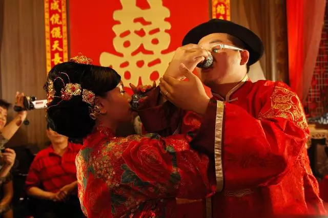 3、結婚合八字：到底怎麼個“合法”，有的說合了兩個字、有的說合了四個子、有的說合了六個子，這啥意思？