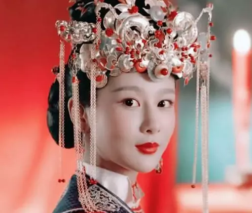 2、李易歡結婚配樂叫什麼名字:龍珠楊紫李易歡30集唱的一片春愁代酒澆是什麼歌