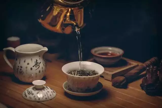 2、人在背運時如何過得去:人走背運時，天天背人誤會，為什麼？