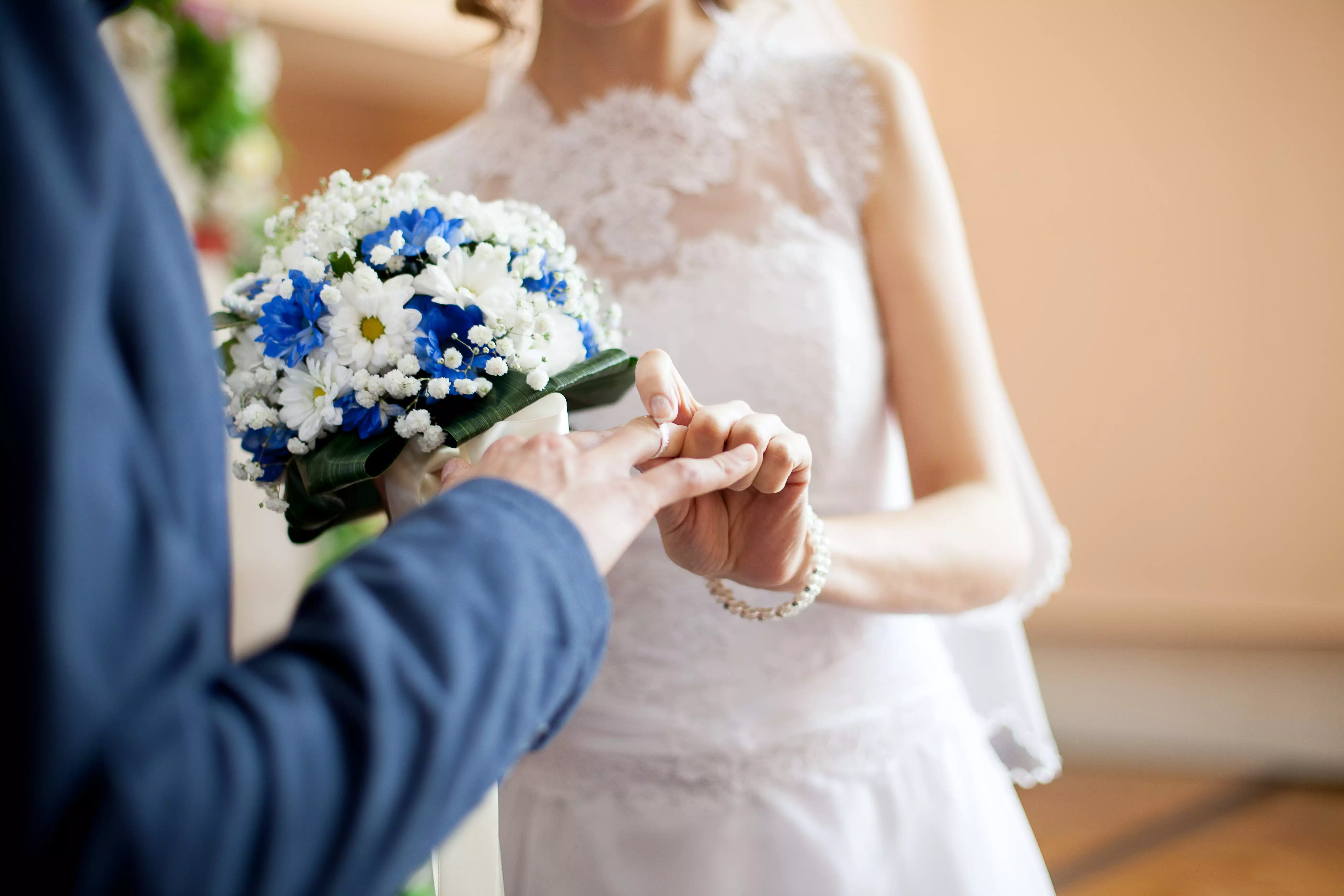 4、95男和96女婚配合適嗎:95的豬男和96年的狗女相配嗎