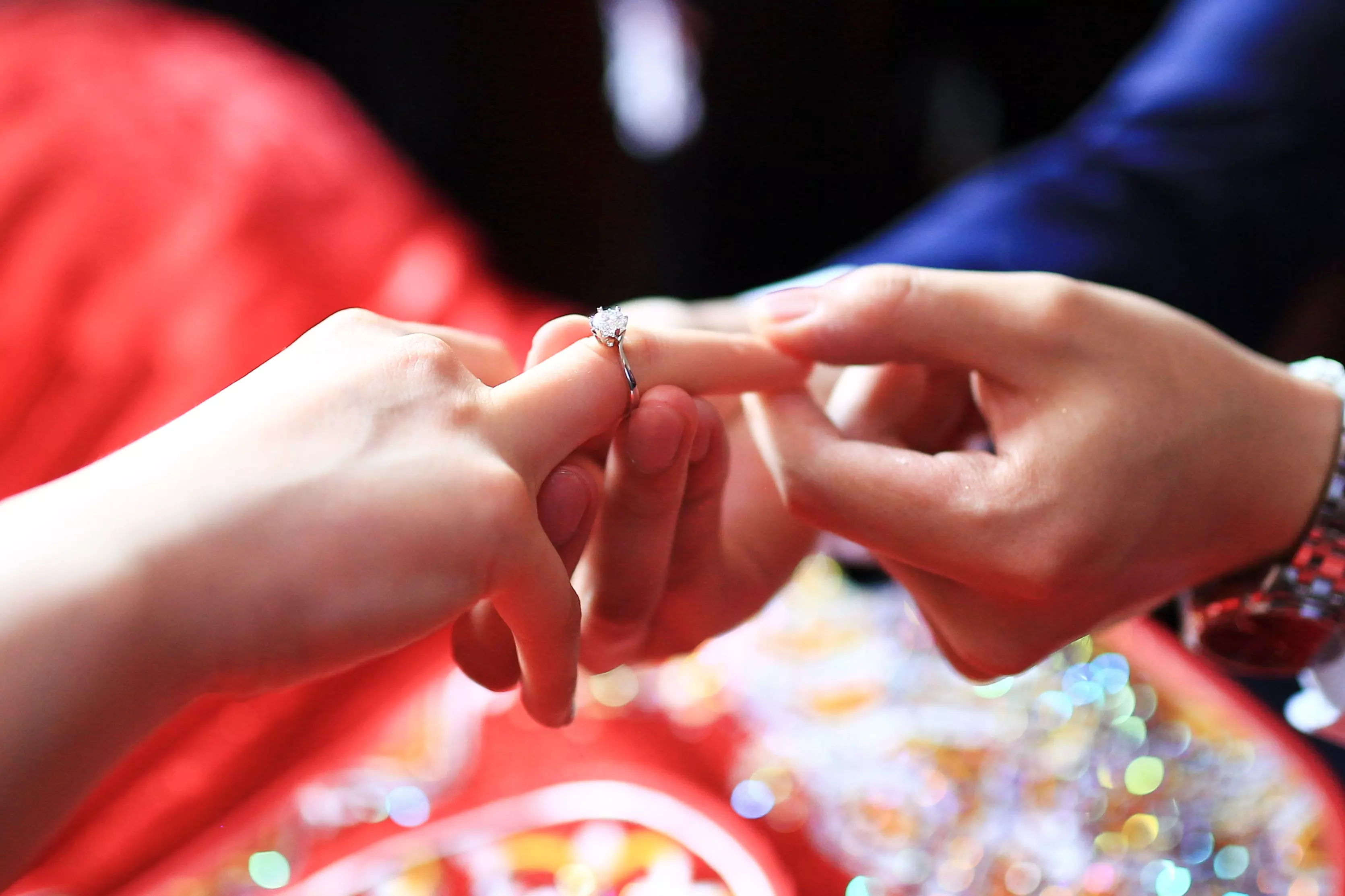 2、婚期查日子怎麼查:生辰八字查結婚日期 跪求