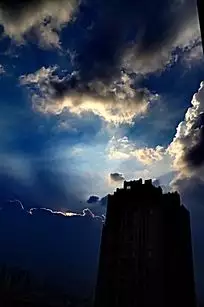 烏雲滿天遮陽光，霎時大雨伴狂風；酷暑來雨如甘露，降溫三兩度清涼 猜一生肖，謝謝