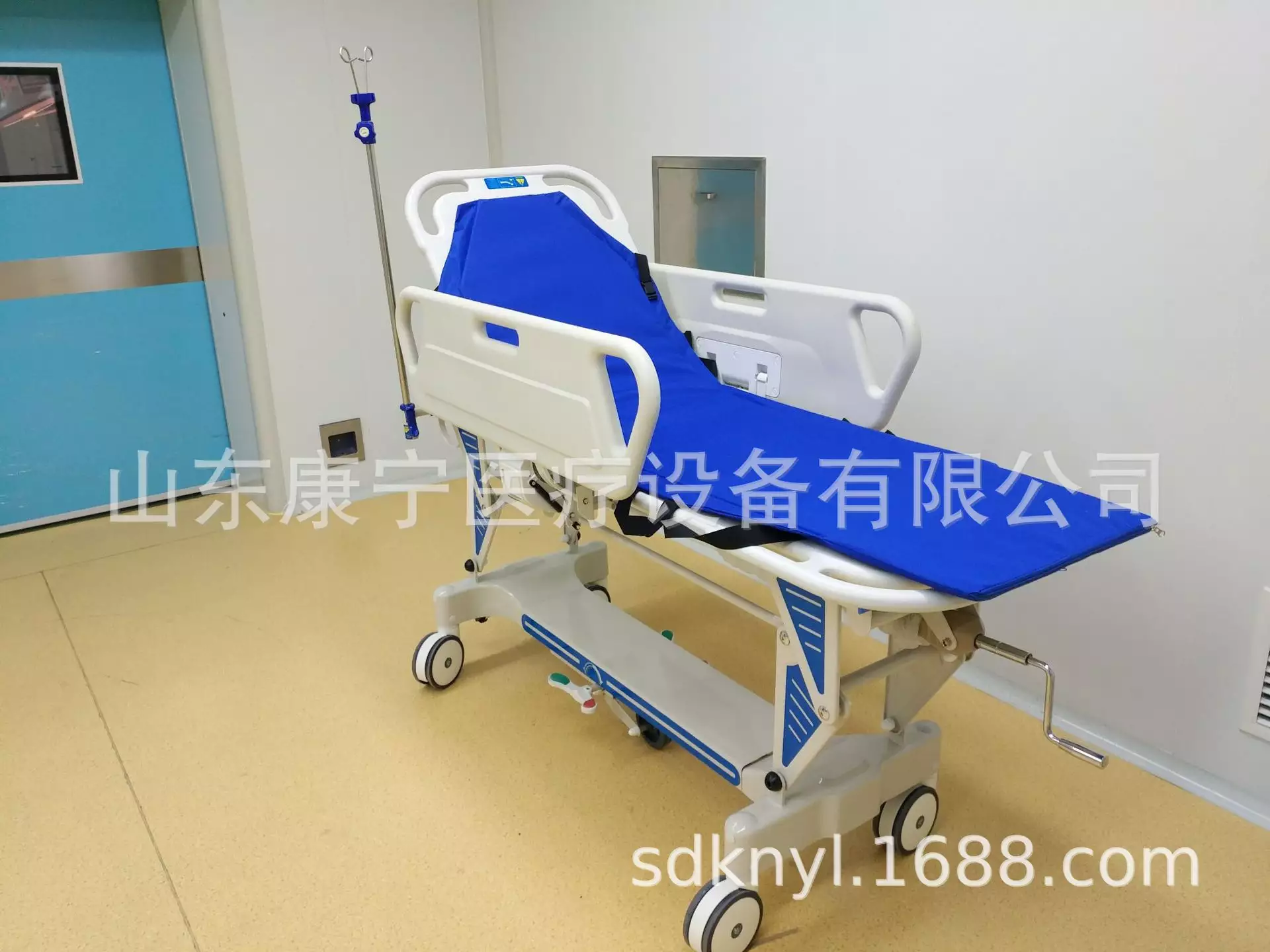 8、擔架轉運病人頭朝哪裡:在搬運患者時患者的頭部應當置於什麼方
