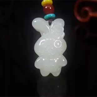 玉佩上刻着自己的屬相有什麼含義：帶生肖玉吊墜有什麼講究？