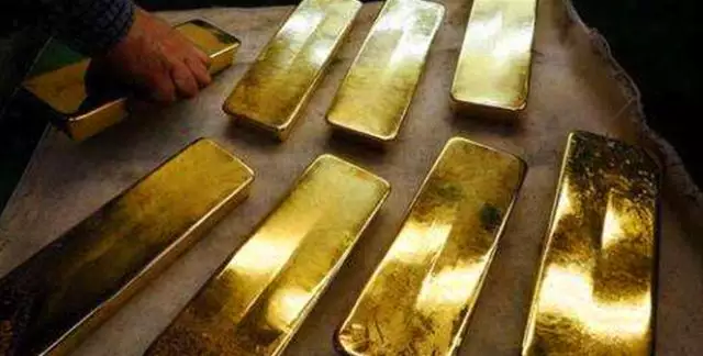 3、年女金箔金命與年男大林木命是否相剋？
