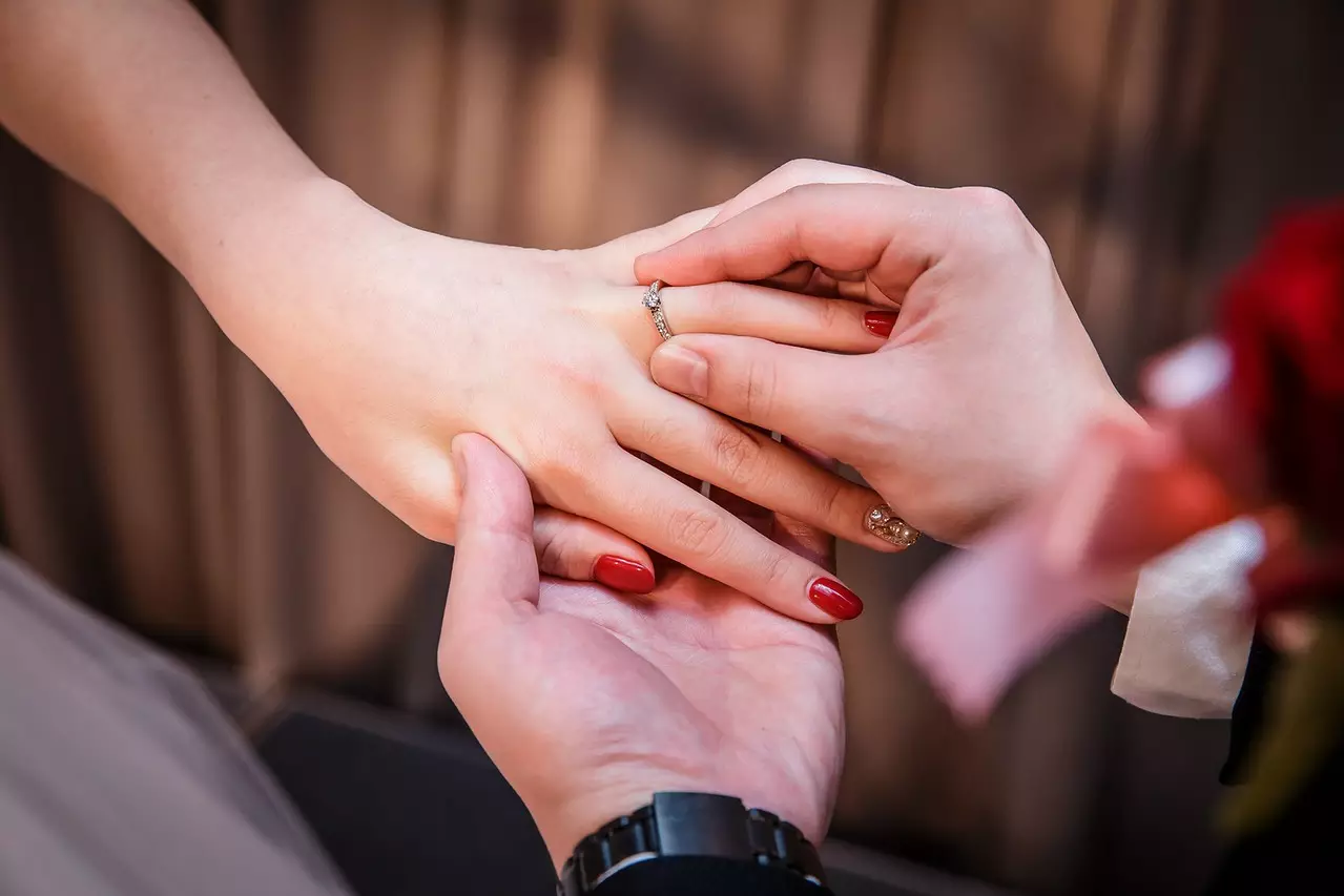 7、算命的”動婚”解釋 「動婚」到底是遇到了要和自己結婚的那個人，還是提及到了自己要和他結婚的