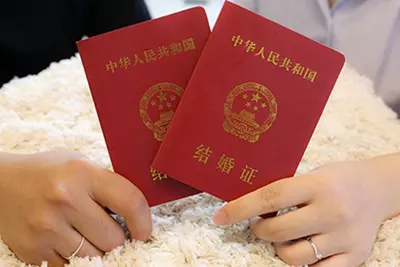 2、年黃道吉日婚嫁，請問男方是年陰曆五月十五齣生屬狗，女方年正月初九屬豬，在陰