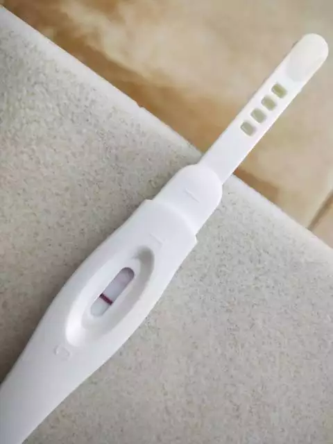 懷多久可以用驗孕試紙檢驗出來呀：懷孕半月不知道又了，怎麼辦哦