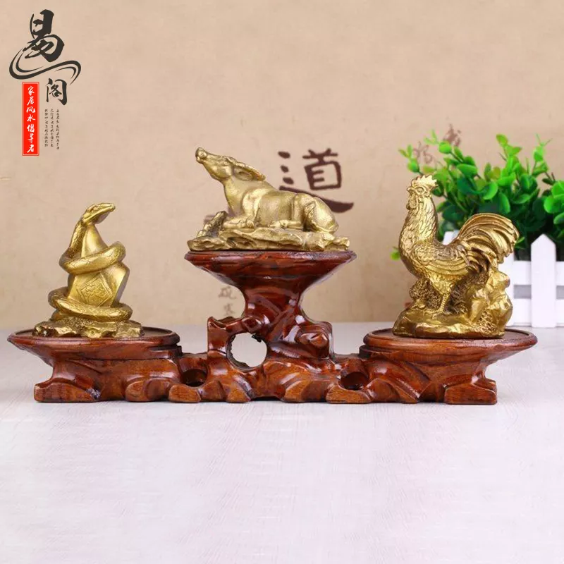 2、屬蛇家裡擺放什麼擺件:風水問題：家裡擺放蛇好嗎。