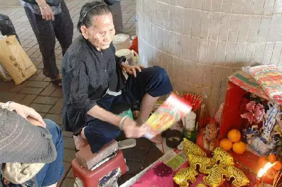 3、我去算命，說我明年有大災，不能出遠門，現在我家人都不讓我出遠門了，說的是真的嗎，求解