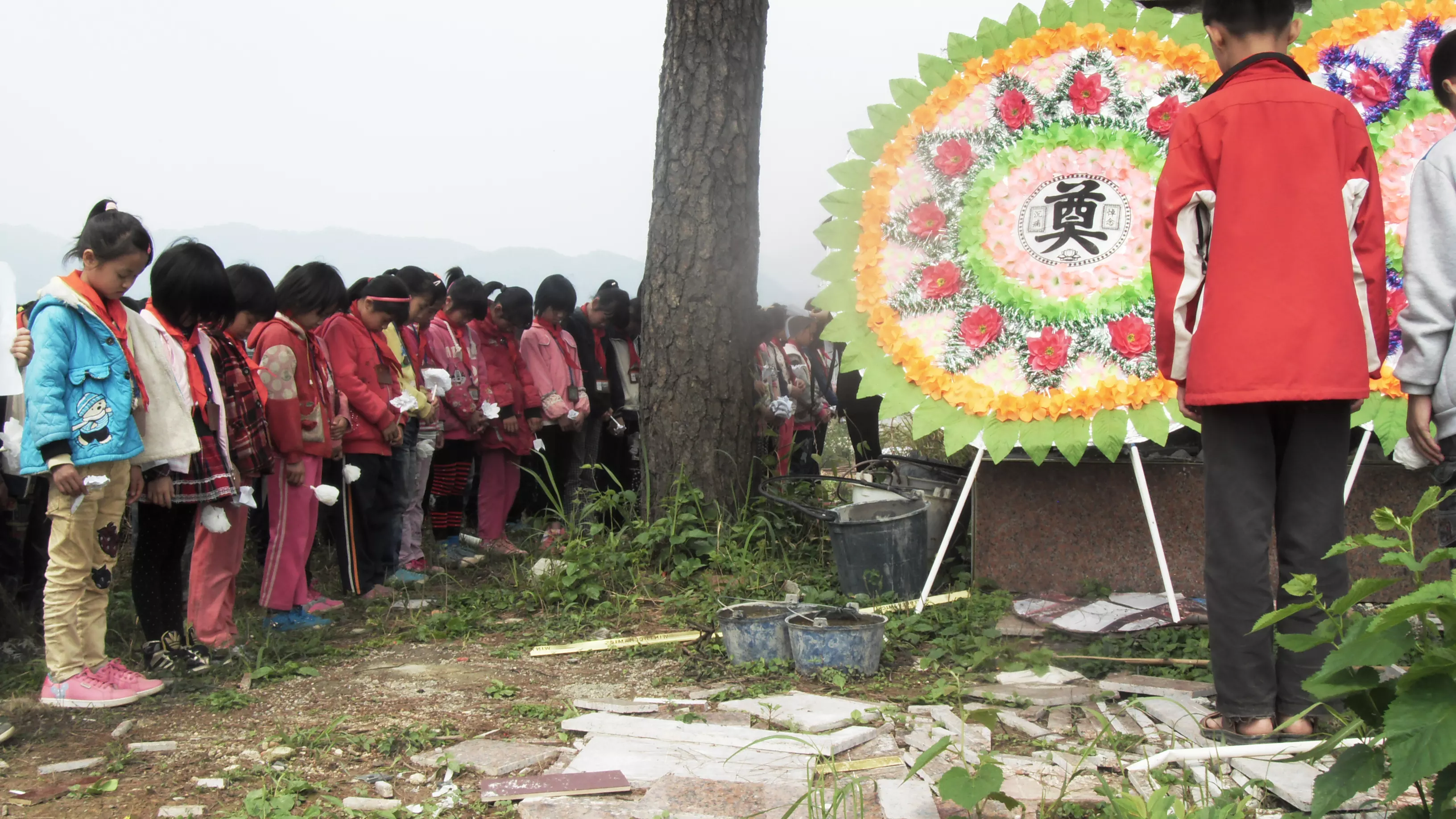 上墳三周年有什麼屬相不能去忌諱：今天去世的人入棺時,忌什麼屬相