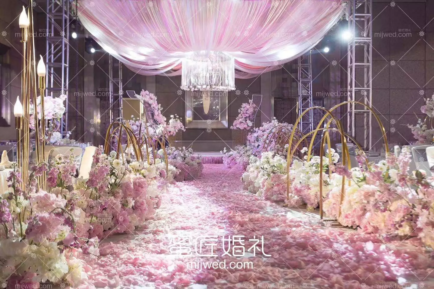 1、簡短走心的結婚配文祝福:有文採的新婚祝福簡短