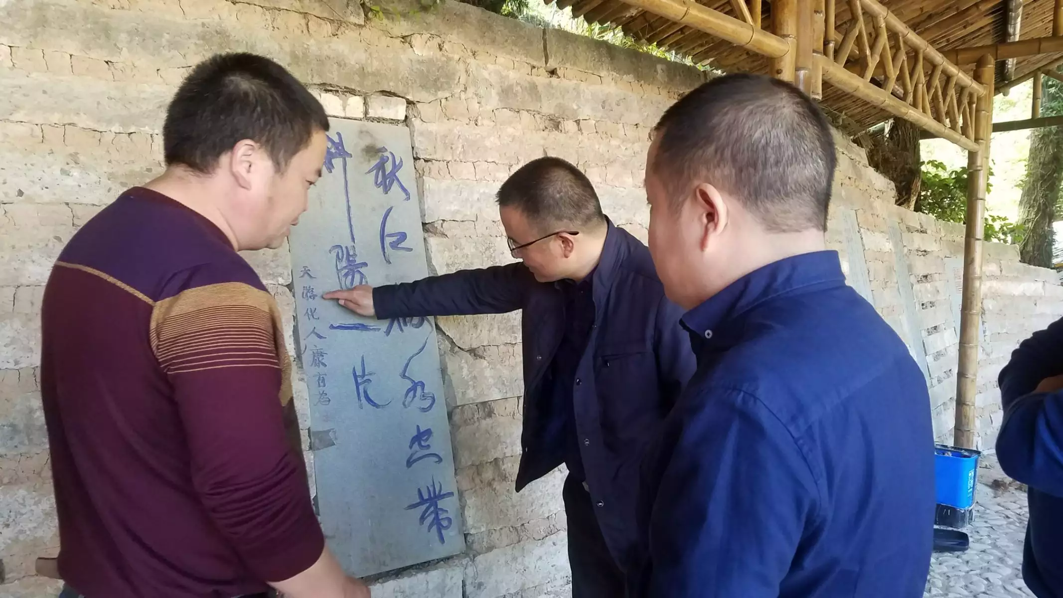 承蒙謬愛，受寵若驚。欲拒偏被當還迎。 糾纏不清，跬步不離。惹人憎惡是痴情！（猜生肖）說說理由。。。