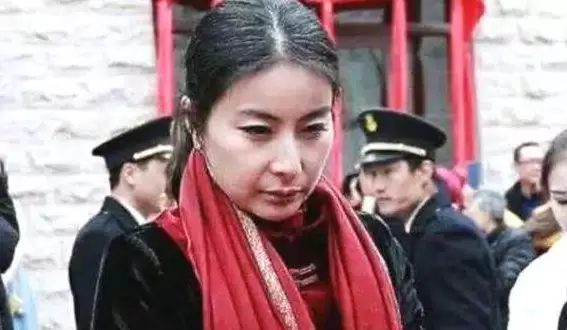 2、郭晶晶八字天月二德:郭晶晶和霍啟剛結婚幾年了？他們幸福嗎？