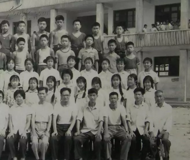 3、年出生几几年初中畢業:87年出生的應該是几几年上的小學,初中,高中,大學