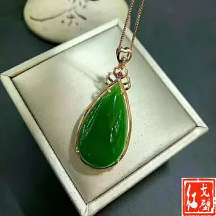 從老鳳祥買的金鑲和田碧玉吊墜，請行家看看市面上值若干錢？是什麼料的和田玉？