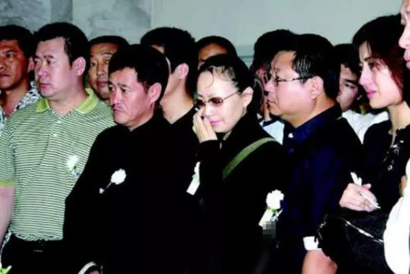 花天酒地也什麼屬相：花天酒地也，流不斷九千情河猜一生肖