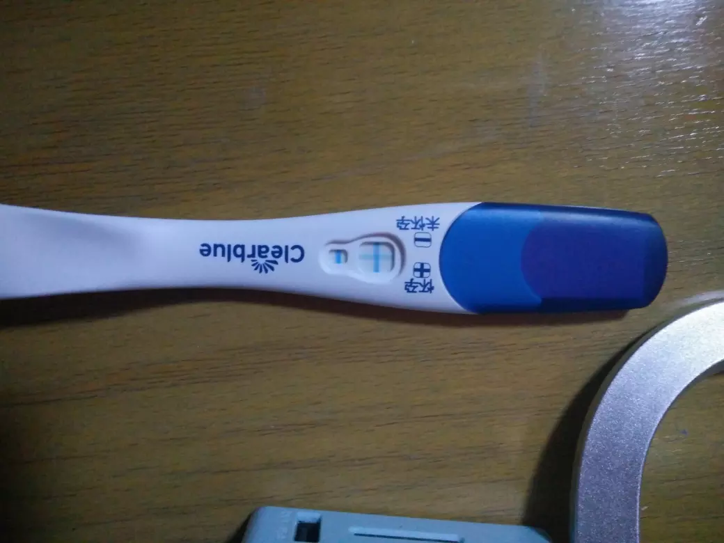 測孕棒藍色是男孩女孩：手上拿着測孕棒頭髮是藍的的女孩 是什麼動漫？