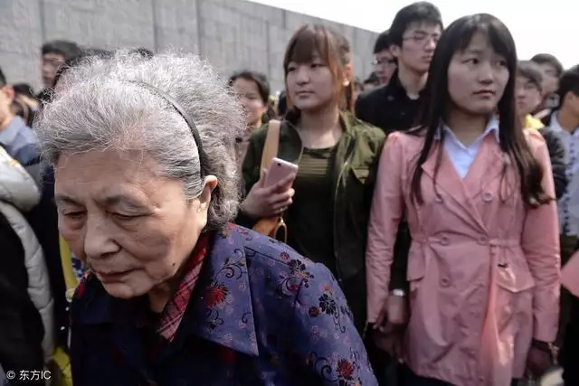 1、算命的說家裡有老人去世:人們說家裡老人去世了會倒霉三年是真的嗎？