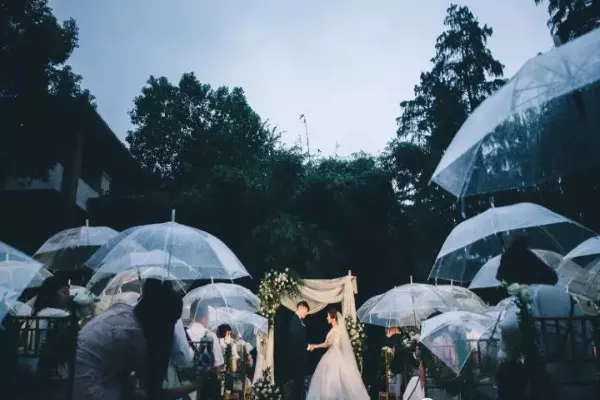 1、結婚當天下雨好不好:結婚出嫁時候下雨 有什麼說法 好嗎？