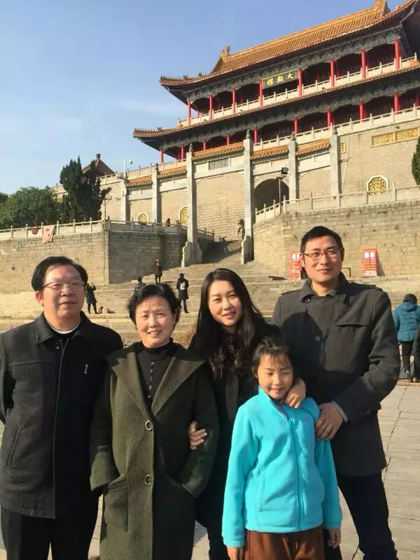 三黃四碧五赤紫，老翁椅子來歇息，三四兩邊相合併，從今揮神筆。打十二生肖。