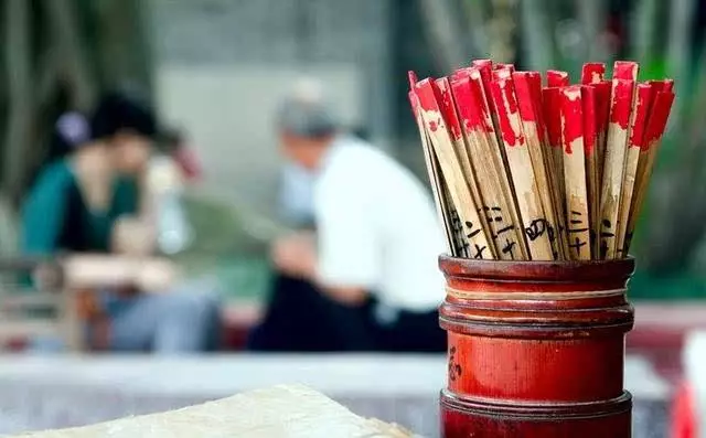 2、算命的說動婚指的是:算命先生說的動婚是什麼意思啊？他說我快動婚了，我是女生