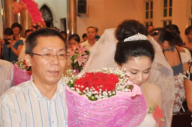 1、年8月生人婚配:女屬牛人婚配