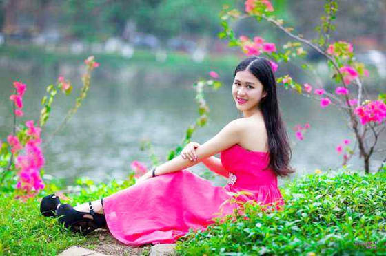 八字长相妩媚美女标志