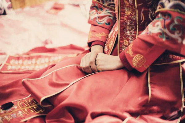 有烂桃花的女命八字 有烂桃花的女命八字