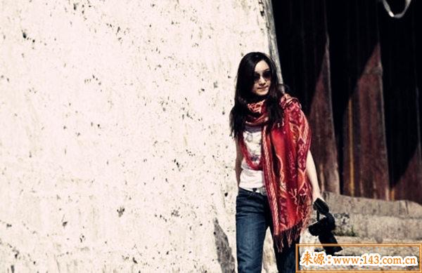 日坐比肩的女命