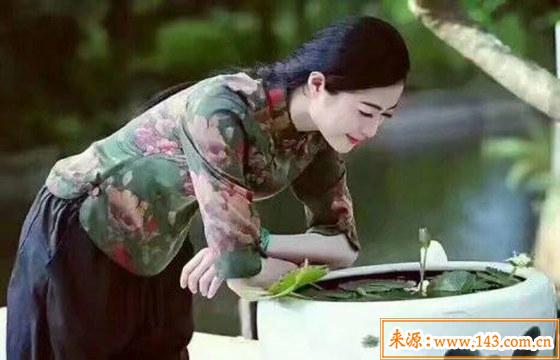 日坐比劫的女命
