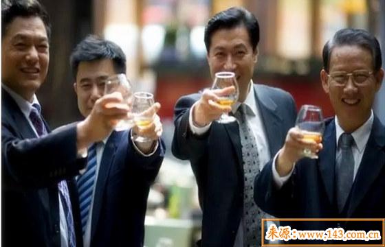 日坐伤官的男命