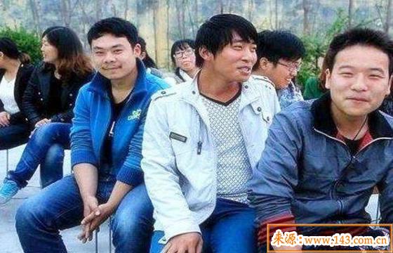 日坐比劫的男命