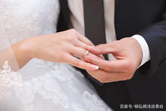 女人卖服装夫妻都有外遇的八字