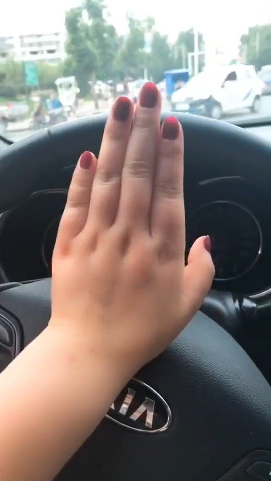 手背上有富贵窝的女人命运