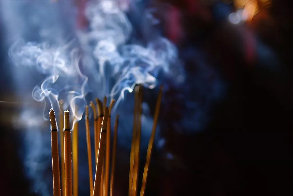 人穷算命富贵求神