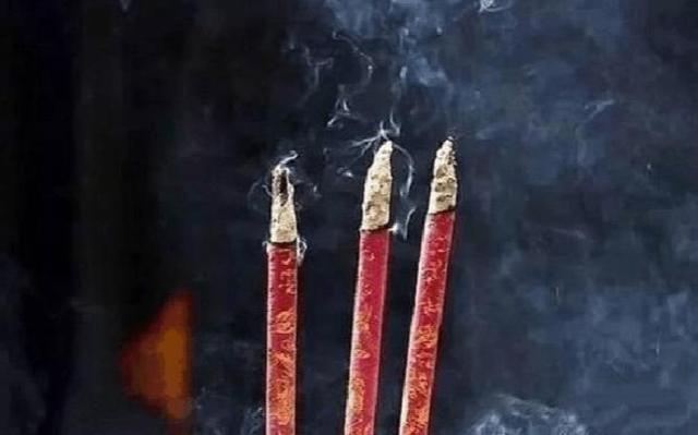 人穷算命富贵求神