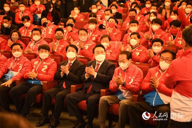 口子里面有个八字怎么读 口子里面有个八字怎么读