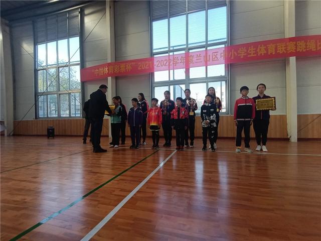 4人八字跳绳技巧图解 4人八字跳绳技巧图解