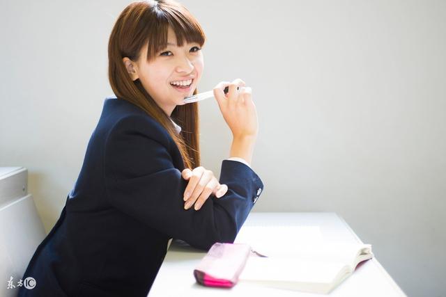 女人八字4个伤官什么意思