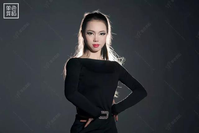 伦巴八字胯分解动作 伦巴八字胯分解动作
