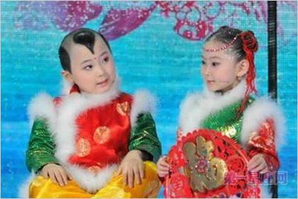 八字带两个童子
