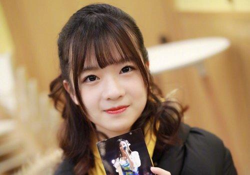 女学生马尾配八字刘海