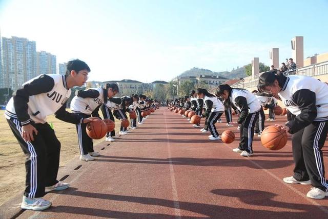 大课间跑步口号八字 大课间跑步口号八字
