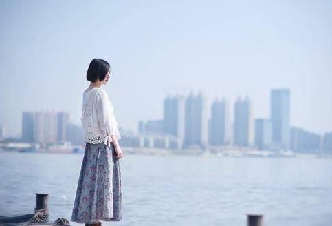 感情不专一的女人八字